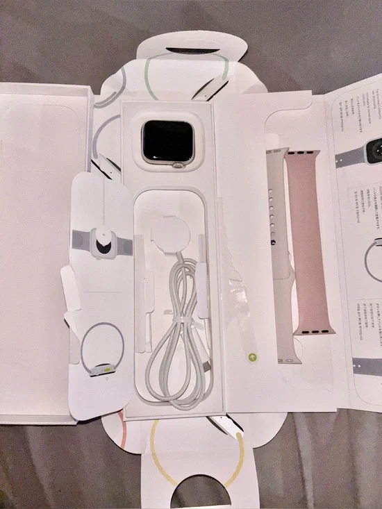 Apple Watch SE 2nd Gen 40mm Aluminum Case with S/M Sport Band - Starlight (GPS)