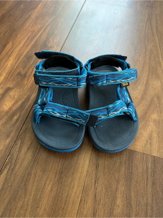 Pre-owned Teva toddler sandals in blue size 5