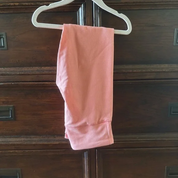 Old Navy Active Powersoft go-dry coral leggings in size M
