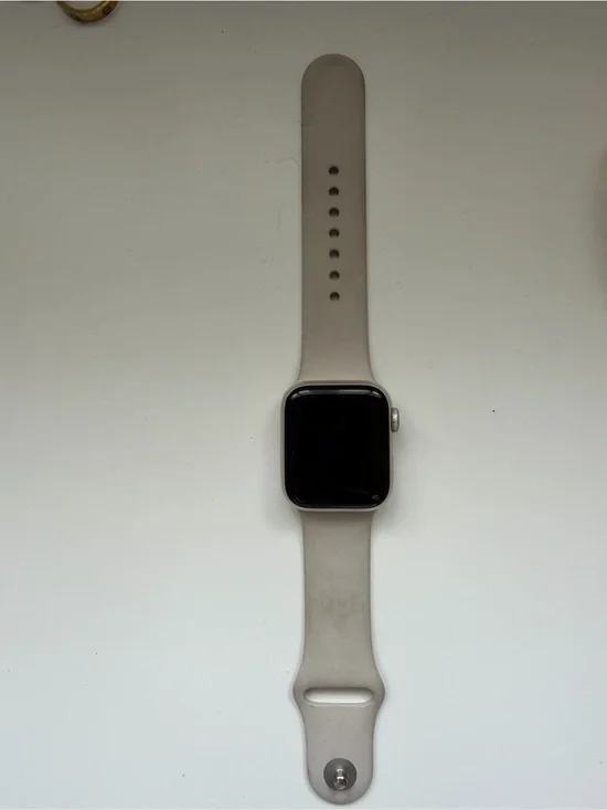 Apple watch SE with Light Gray Silicone Band