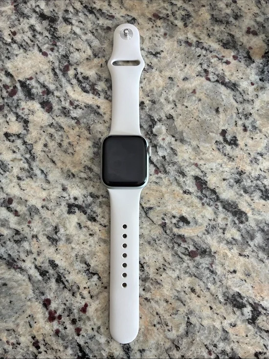 2nd Generation 40 mm Apple Watch SE w/Silicone-Band and Charger