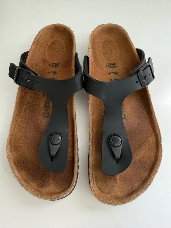 Birkenstock  Gizeh Girl size 2.5. Black T-Strap Cork Footbed Sandals for Kids