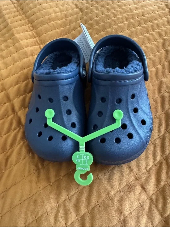 CROCS Kids Navy Fuzzy Lined Clogs with Green Hanger
