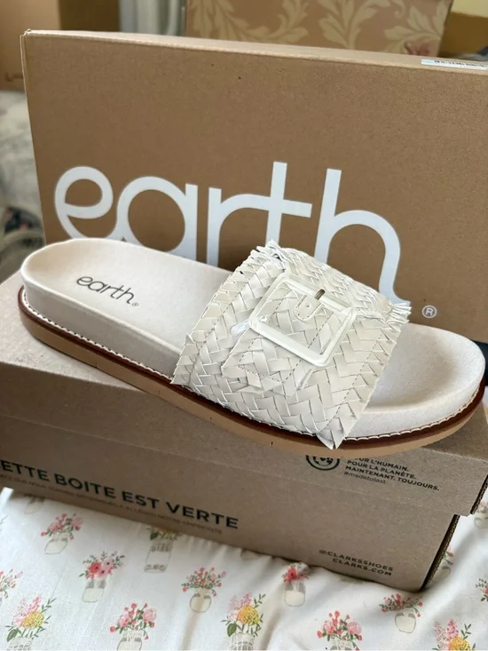 Earth Woven Slide Sandal in Cream with Buckle size 8.5.