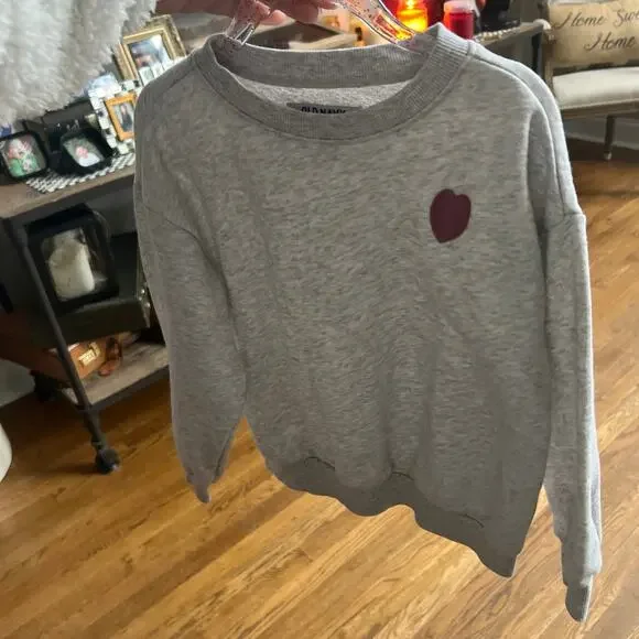 Old navy embroidered heart‎ sweatshirt girls size 5T