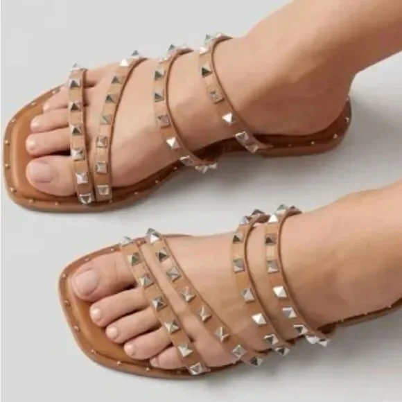 Like New Nicole Miller Tan Strappy Silver Studded Slingback Sandals Sz 8