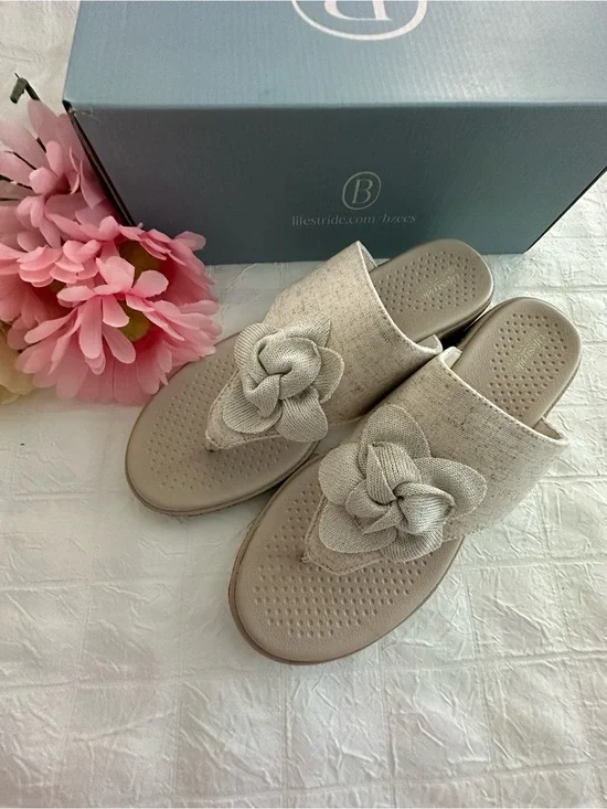 Life Stride Bzees Beige Floral Knot Slide Sandals