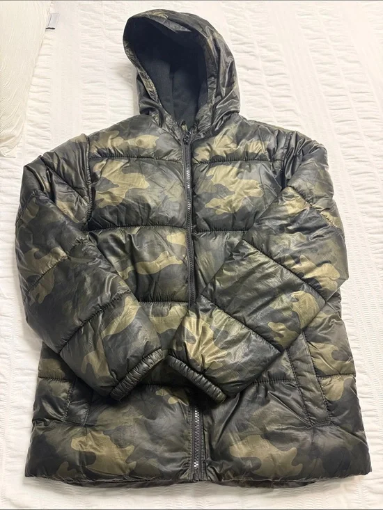 Old Navy Boys Camouflage Puffer Jacket in Olive Green and Black
