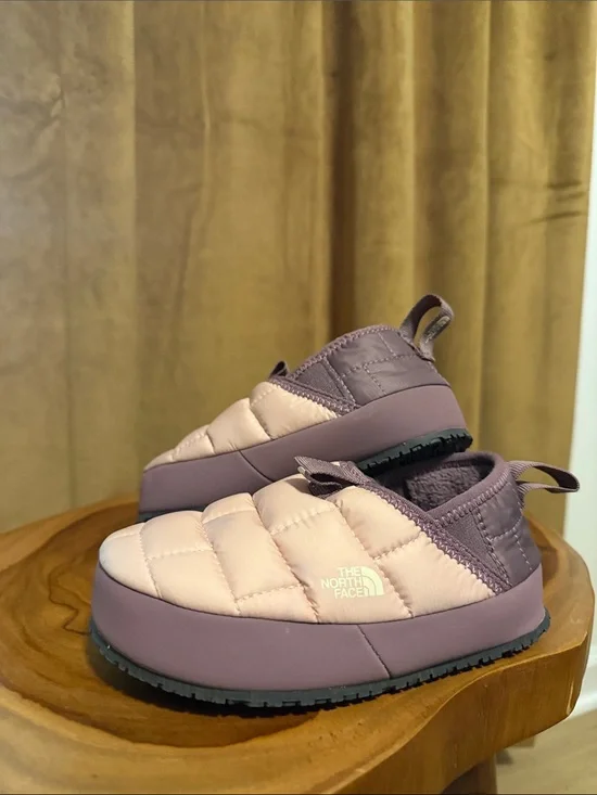 The North Face Kids Quilted Slip-On Slippers in Light Pink & Mauve
