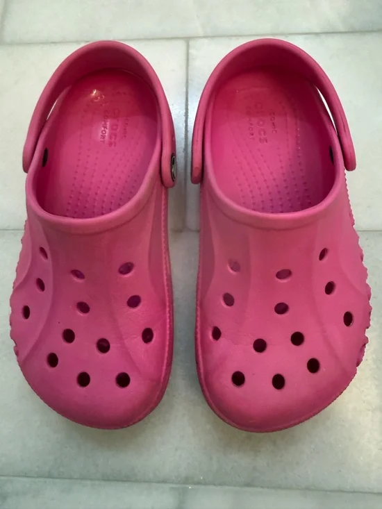CROCS Kids Classic Clog in Bright Pink. Size 1