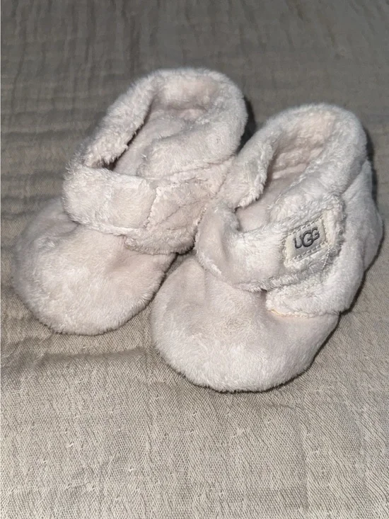 UGG Baby Plush Bootie Slippers in White size 4/5