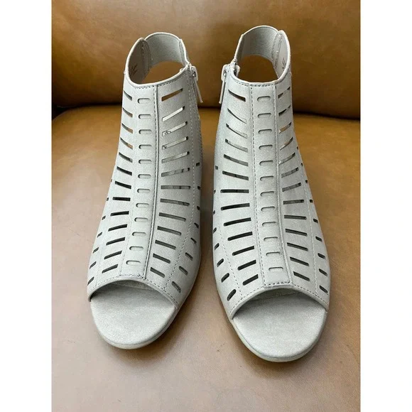 Easy Street Elevate Sandal Womens 10M Sand Perforated Block Heel 31-7796