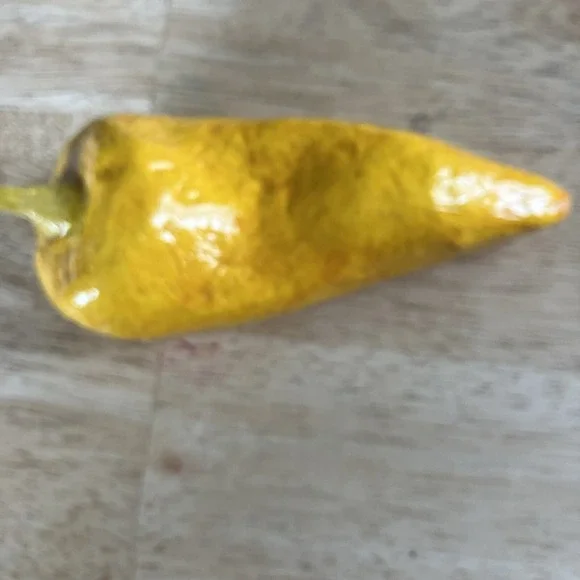 1 Yellow Banana Pepper Artificial Fruit Paper Mache Solid‎ Decorative Vegetable
