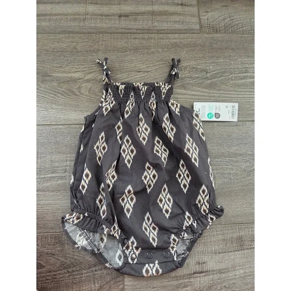 Carter's baby girl romper 0-3 mos‎