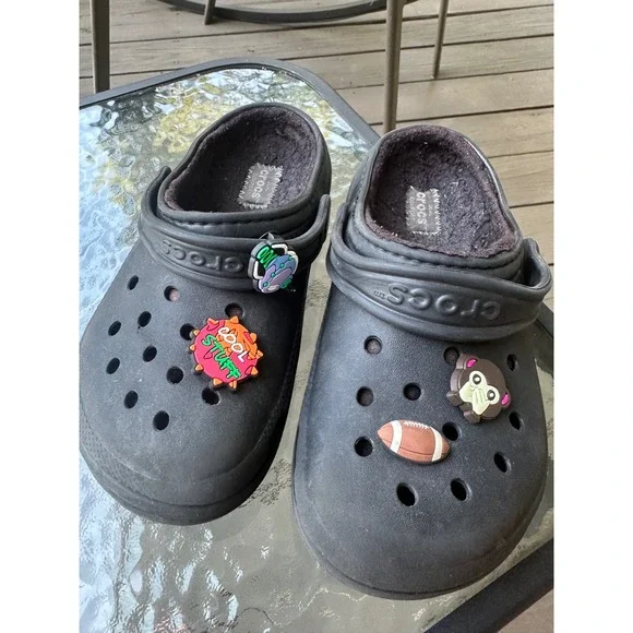 Kids Crocs Classic Lined Clogs Black Fuzzy Warm Shoes Size J2‎ With Charms