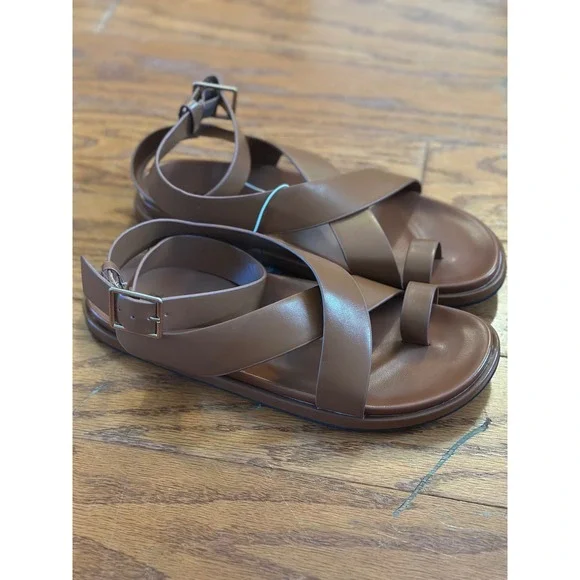 Universal Thread Matilda Cognac Brown Strappy Toe Loop Flat Sandals Womens 9.5