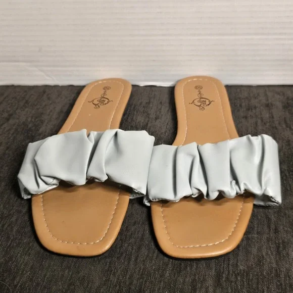 Sole Mates Pleated Sandals Light Gray Womens Size 10 NWOB Casual Cruelty Free