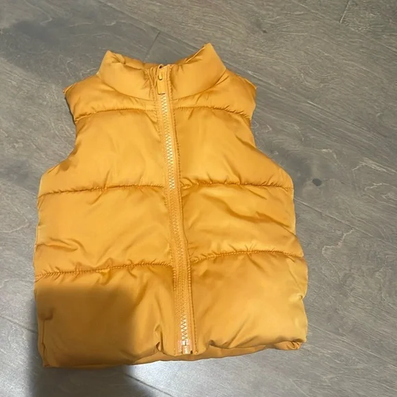 Old Navy unisex Baby Puffer Vest 6-12months