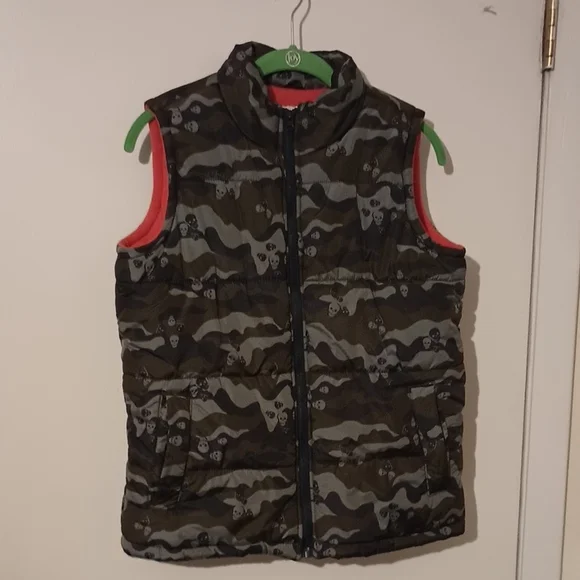 Skull & Camo Puffer Vest Boys Size Large Old Navy Olive/Orange