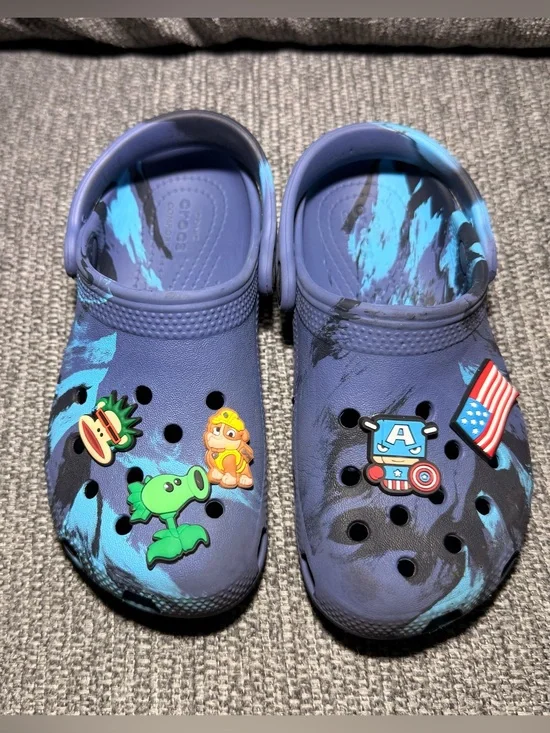 Crocs Kids' Classic Marbled Clogs in a navy and blue  size C13