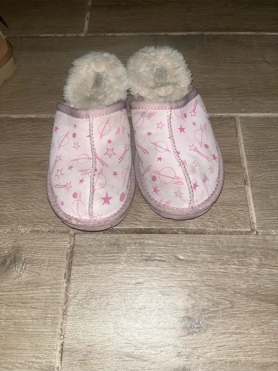 UGG Kids Pink & White Space Print Shearling-Lined Slippers