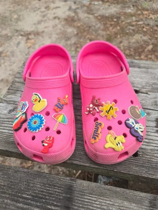 ✨Crocs Classic Clogs Electric Pink Girls Youth  SlipOn Sandals Jibbitz  2/4