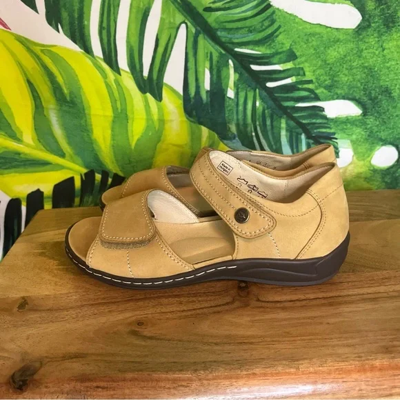 NWOB Waldlaüfer Yellow Brown UK 3.5/ US 6 Spring Summer Fall Vacation Sandals