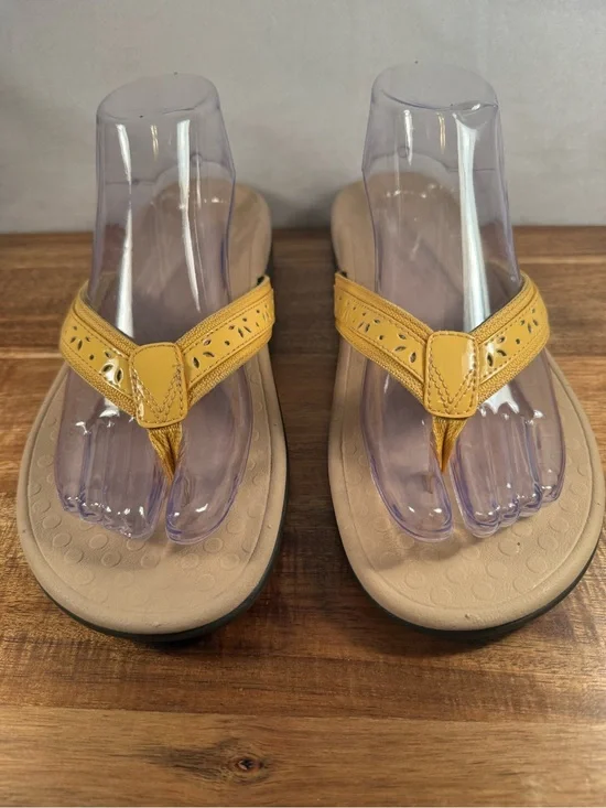 Vionic Casandra Thong Sandal in Buttercup Yellow Leather Size 10