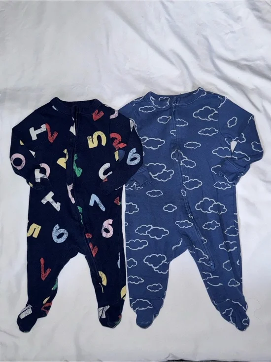 Old Navy size 0-3 months 2 pair unisex Baby Zipper Sleepwear footie pajamas