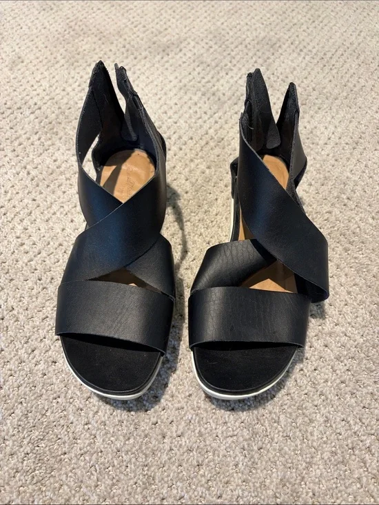 Universal Thread Black Crisscross Strap Sandals