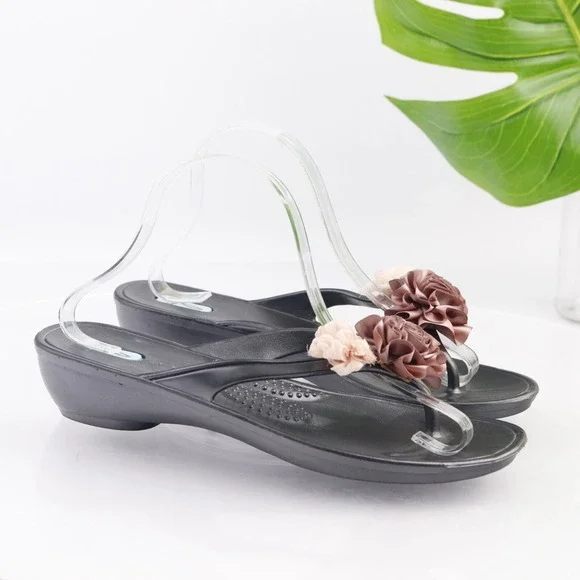 Oka B Okabashi Womens Kathleens Sandals Size 9.5 Silver Gray Wedge Thong Flowers