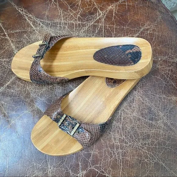 UNISA brown snakeskin & diamonds wood  sandals 10