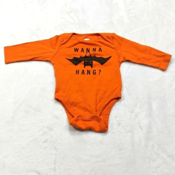OLD NAVY ORANGE HALLOWEEN BAT WANNA HANG GENDER NEUTRAL BODYSUIT SIZE 3-6 MONTH