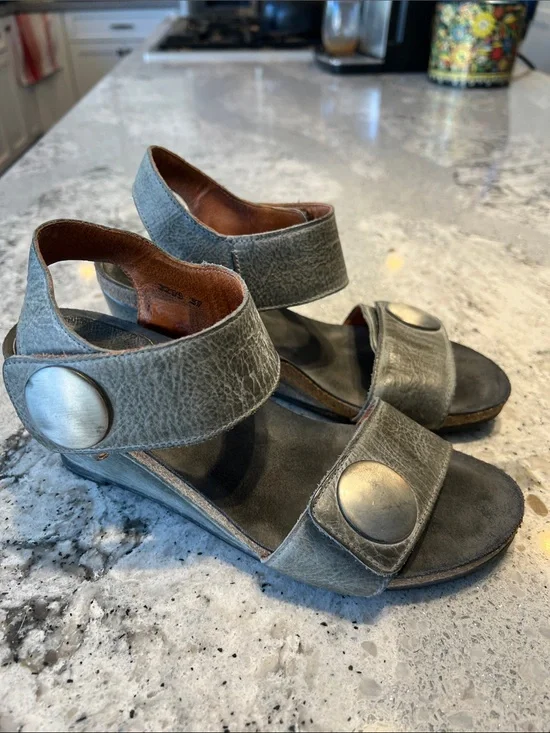 Taos Carousel 2 Leather Wedge Sandals Gray Size 37 US 6 6.5 Excellent Condition