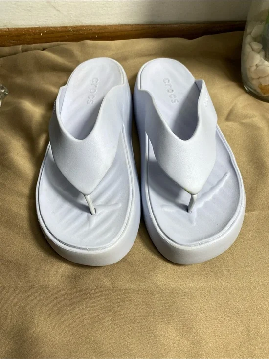 Crocs Getaway Platform Flip Flop Sandals Womens  Size 6 light purple  Wedge