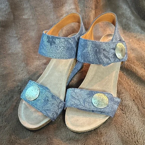 TAOS  Carousel 2 Blue Floral Leather Wedge Sz 7/7.5