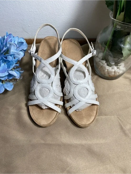 Kelly & Katie white strappy wedge sandals Size 7.5
