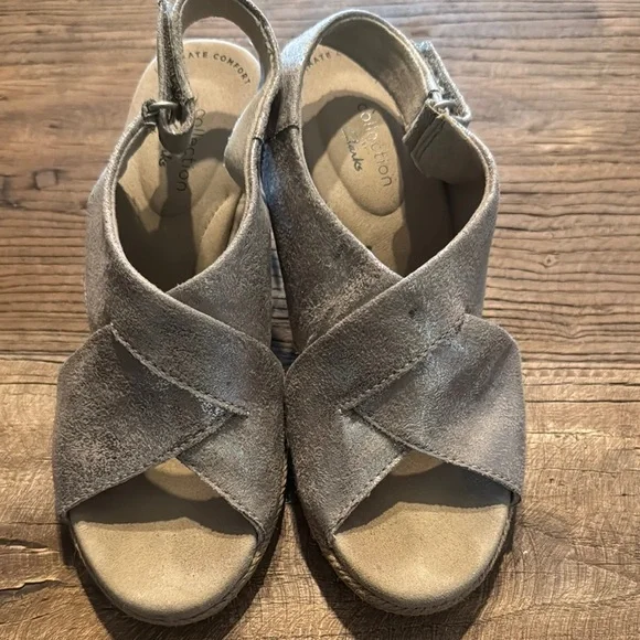 Clarks Silver Sandals with Crisscross Straps‎ box 98 size 6