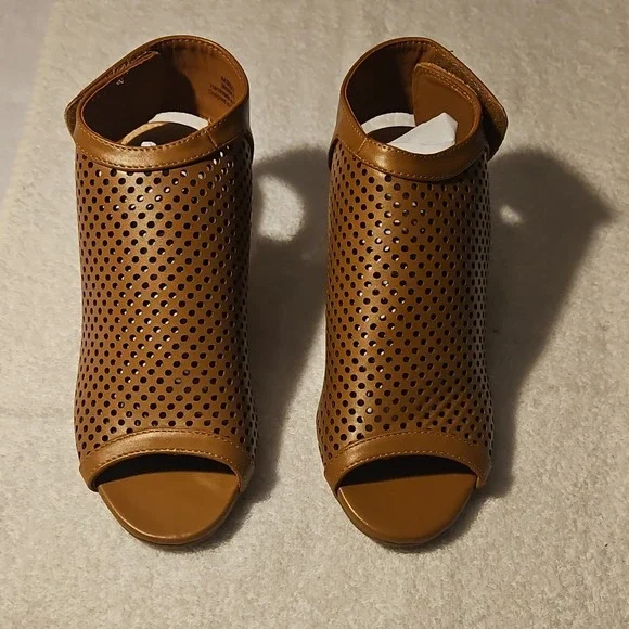 J.‎ Adams Tan PU Perforated Slingback Block Heel Straps Sandals Women's Size 6