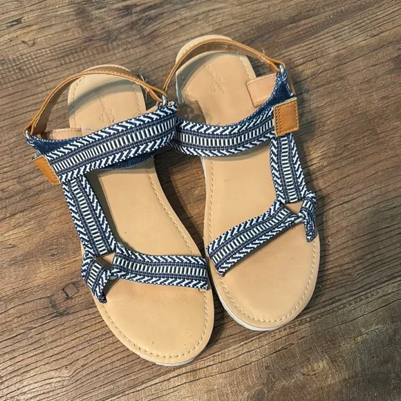 Universal Thread Blue‎ and Tan Sandals with Woven Straps size 11 dur1box