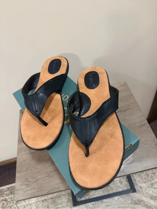 boc Women's Black Thong Sandals with Tan Footbed