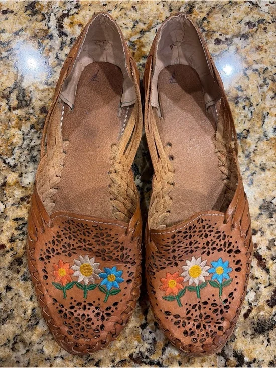 Vintage Brown Leather Slip-On Sandals Embroidered Floral Huarache size 8.5/9