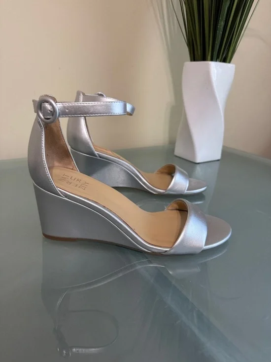 Naturalizer Silver Metallic Ankle-Strap Wedge Sandals Size 9 - Like New