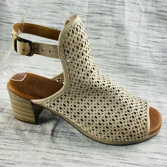 Eric Michael Tiffany Laser Cut Peep Toe Ivory Cream Block Heel Sandals‎ Size 7