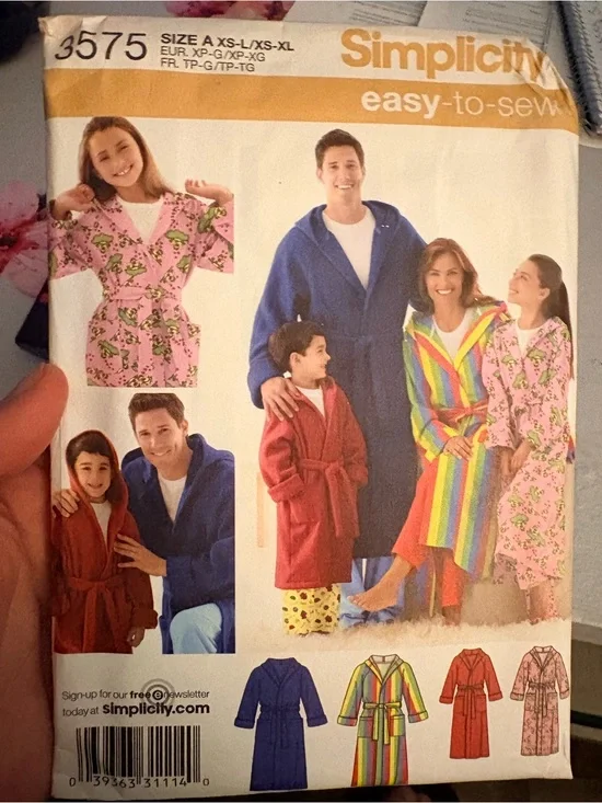 BN UNCUT SIMPLICITY 3575 A FAMILY ROBES SEWING PATTERNS