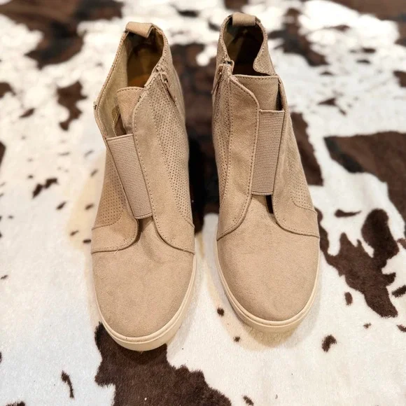 A New Day Wedge Sneaker Women 11 Tan Faux Suede Perforated Casual Athleisure