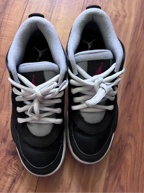 Jordan Low Top Sneakers in Black, Gray & white. Sz 6Y