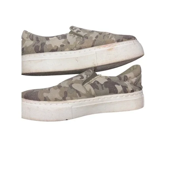Qupid Gills Platform Slip-On Sneakers Womens Size 8 Green Camo wedge