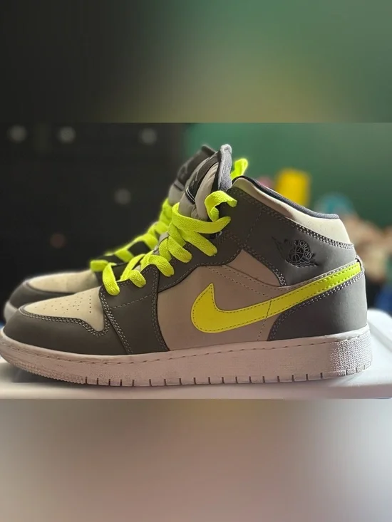 Jordan 1 Mid Gunsmoke Volt size 6 ½ Y
