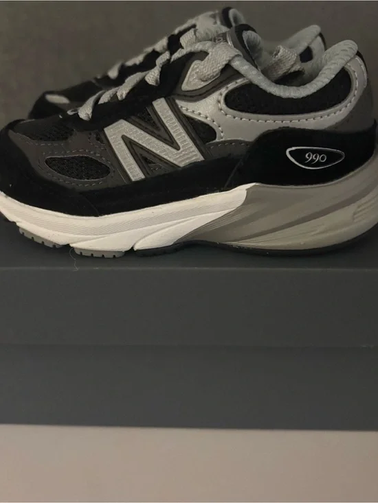 New Balance Kids 990 Sneaker — Black/Grey/White  size 7c New!!